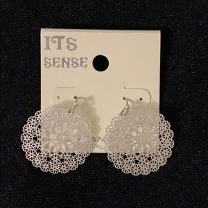 It’s Sense flower earrings NWT